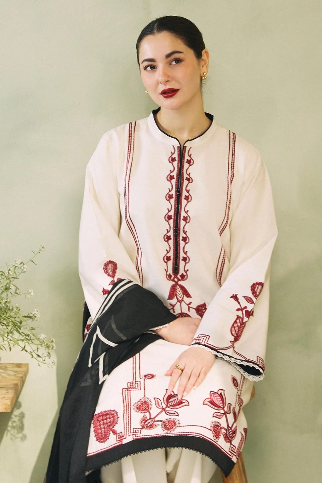 Brand Name ZARA SHAHJAHAN (LAWN)   SHIRT:  Lawn   DUPATTA: Swiss Lawn  TROUSER: Lawn  By Pcs : 3 Pcs